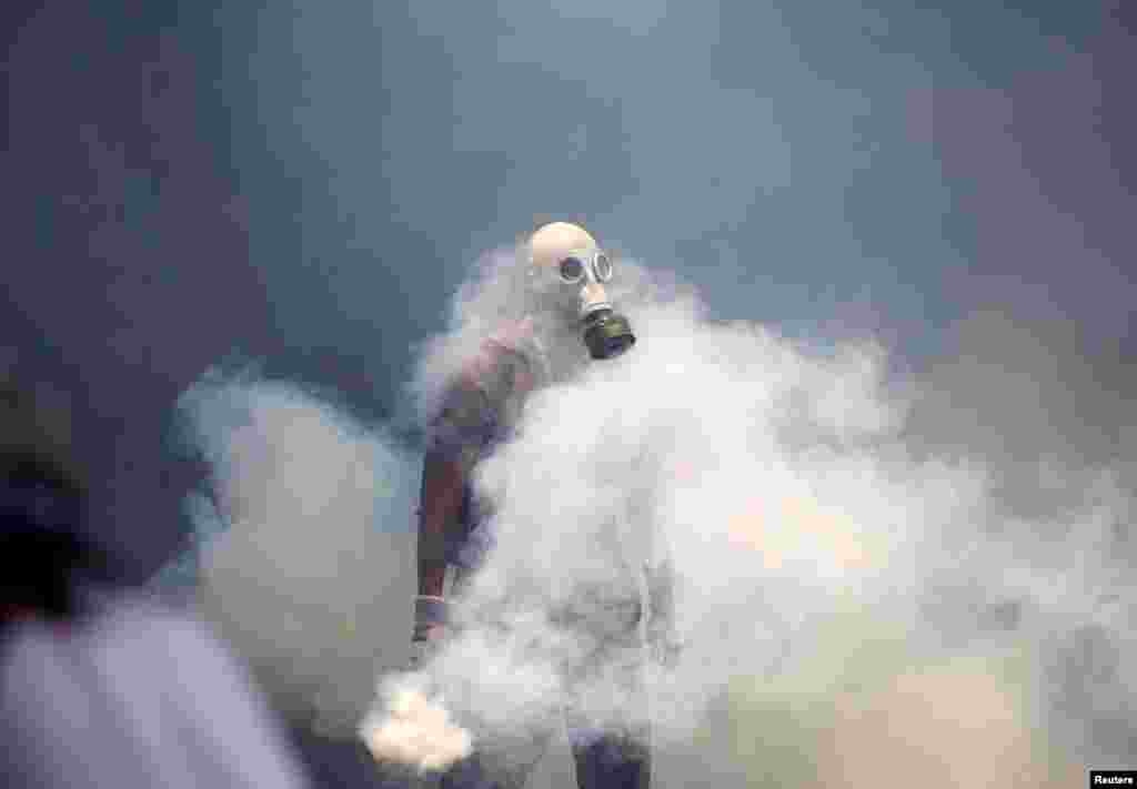 На черном рынке можно приобрести многие товары, но по завышеной в несколько раз цене. Правозащитники сообщают, что в контрабанде и продаже армейских запасов могут быть замешаны некоторые представители военной элиты. На фото – столкновения протестующих с полицией 19 апреля 2017 года