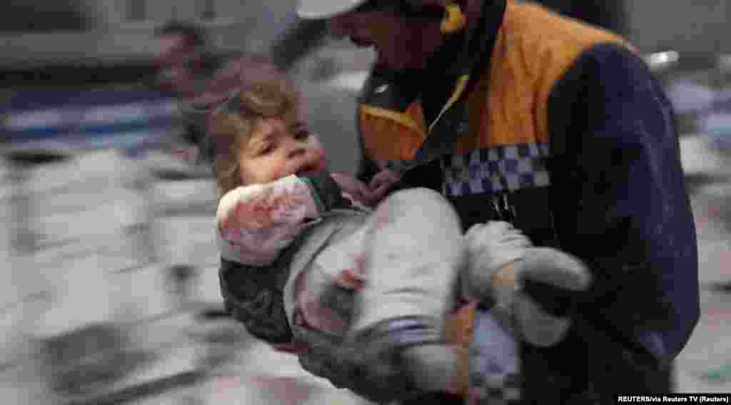 Сейсмологи отмечают, что это может стать одним из самых разрушительных землетрясений в Турции за последнее время. Подземные толчки ощущались в нескольких регионах: Адане, Анкаре, Анталье, Газиантепе, Кайсери, Мерсине, Трабзоне, Урфе, а также а также в Сирии, Ливане, Ираке, Египте, Греции, Кипре, Армении и Израиле. Всего – более 1400 погибших. Фото с видеокадров из сирийского города Азаза – спасатель выносит из-под обломков здания ребенка 