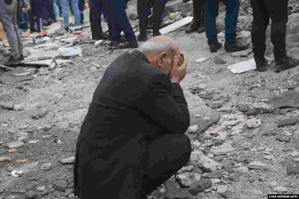 Житель города Диярбакыр на юго-востоке Турции во время поиска выживших в землетрясении 6 февраля 2023 года. На юго-востоке Турции в провинции Кахраманмараш произошло землетрясение магнитудой 7,8 балла. Толчки ощущались в соседних странах. Рухнули тысячи зданий