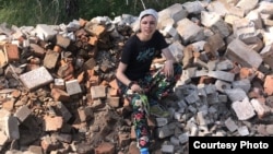 Мария Коркина разбирает завалы дома в Черниговской области