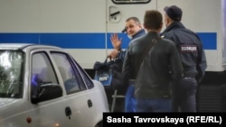 Владислав Есипенко - у здания подконтрольного России Симферопольского районного суда, Симферополь, октябрь 2021 года