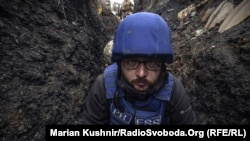 Журналист украинской службы Радио Свобода Сергей Нужненко в окопе на переводой около Торецка в апреле 2022 года