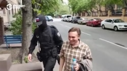 "Проснулся. К нам ломают дверь". В России прошли обыски сразу у нескольких оппозиционных политиков "Проснулся. К нам ломают дверь". В России прошли обыски сразу у нескольких оппозиционных политиков