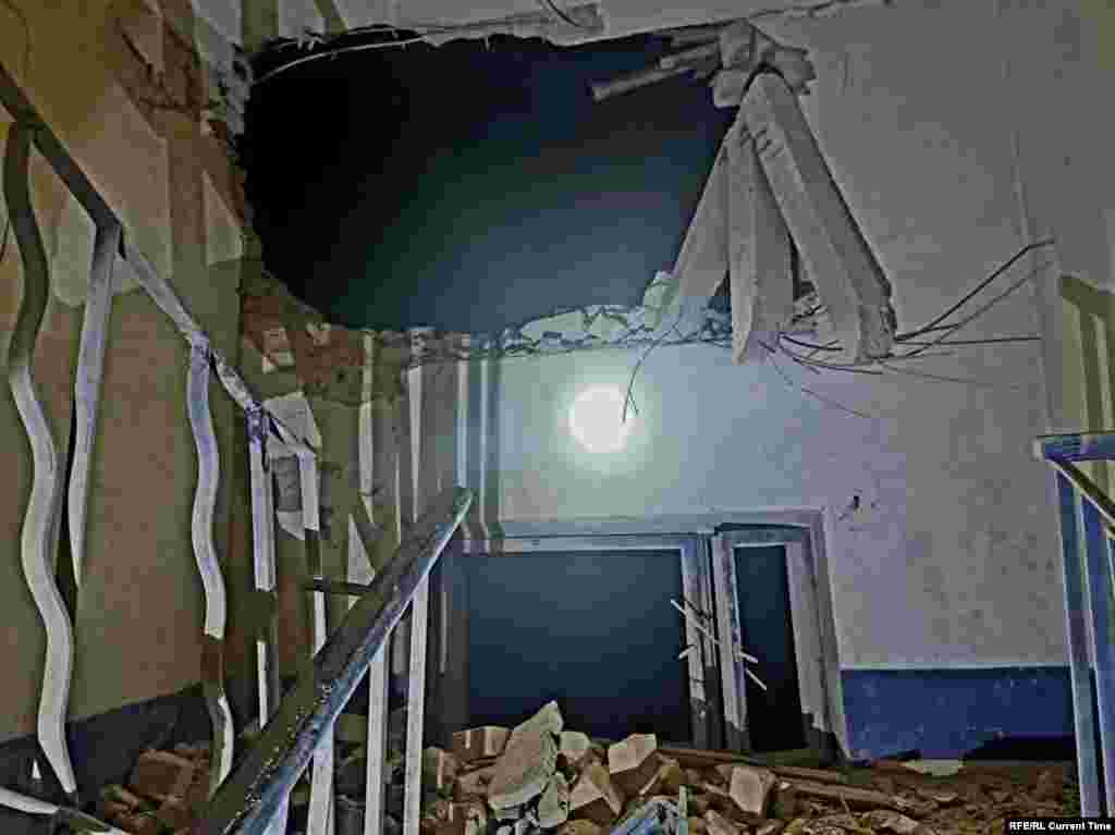 Повреждения подъезда жилого дома в Никопольском районе Днепропетровской области после ракетного удара войск РФ, 8 января 2024 года