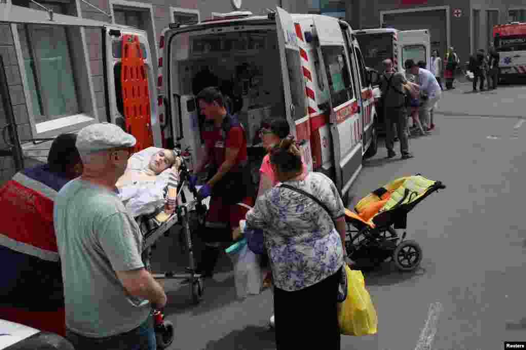 Эвакуация пацентов из разрушенной детской больницы, 8 июля 2024, фото Reuters