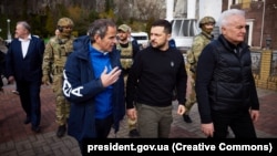 Президент Украины Владимир Зеленский и директор МАГАТЭ Рафаэль Гросси на территории Днепровской гидроэлектростанции. Запорожье, 27 марта 2023 года