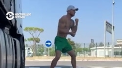 Белорусский дальнобойщик качает бицуху прямо в фуре  Белорусский дальнобойщик качает бицуху прямо в фуре