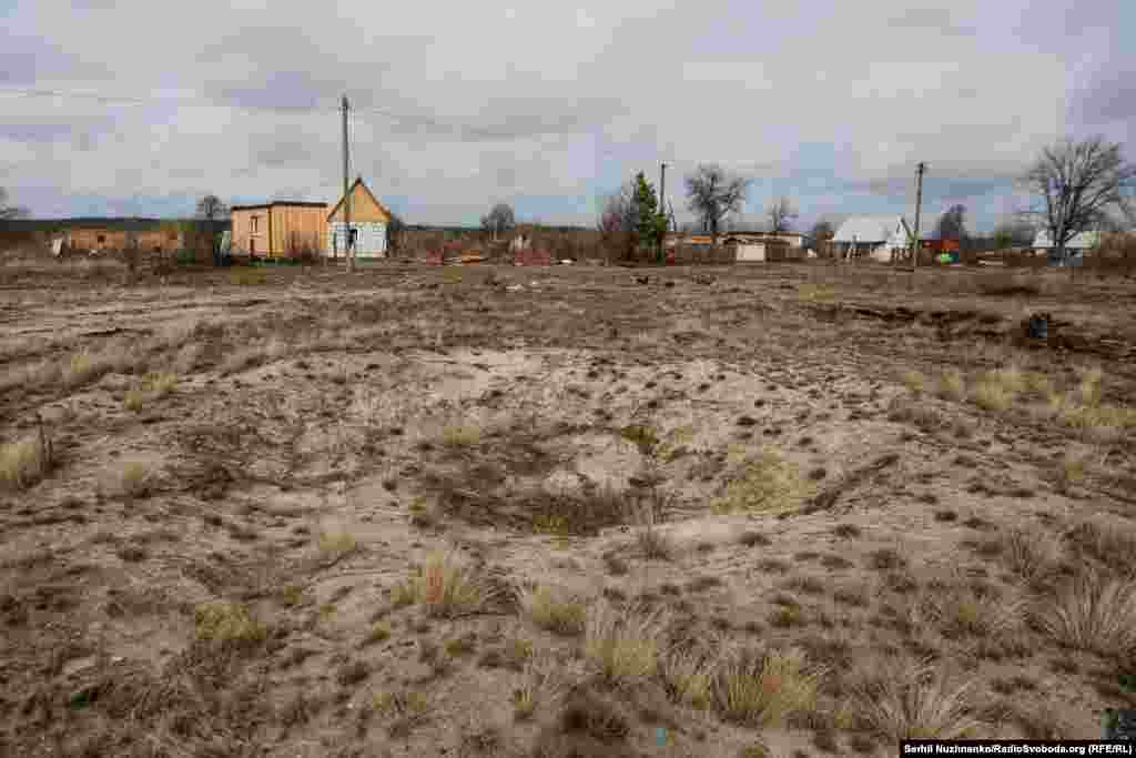 Украинские военные 10-й отдельной горно-штурмовой бригады "Эдельвейс" осматривают уничтоженный российский бронетранспортер БТР-82 в деревне Тетеревское у линии фронта, март 2022 года / Справа фото, сделанное в марте 2024 года. На месте БТР осталась только воронка в песке, уничтоженную технику давно вывезли