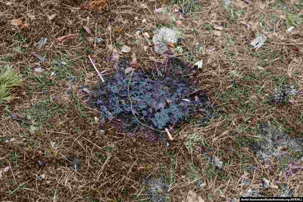 Во время отражения атаки российских войск на этом месте погибли украинские военные, на фото с марта 2022 года следы крови бойцов / Справа фото, сделанное в марте 2024 года: община и военные установили на этом месте мемориал памяти погибших  