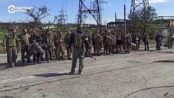 Матери и жены пленных бойцов "Азова" пытаются вернуть их в Украину Матери и жены пленных бойцов "Азова" пытаются вернуть их в Украину