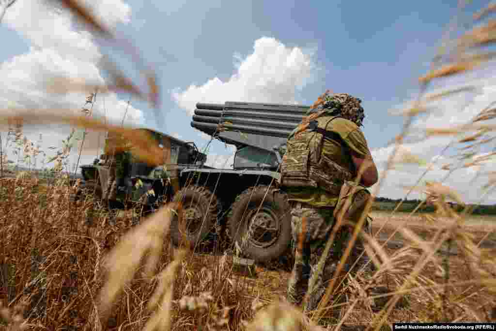 Арт-разведка обнаружила цели, артиллеристы выдвигаются на боевую работу. Военный наводит реактивную систему залпового огня БМ-21 "Град"