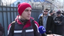 "Пришли, чтобы отдать голос за прекрасную Россию будущего". Репортаж из Алматы, где голосуют тысячи россиян "Пришли, чтобы отдать голос за прекрасную Россию будущего". Репортаж из Алматы, где голосуют тысячи россиян