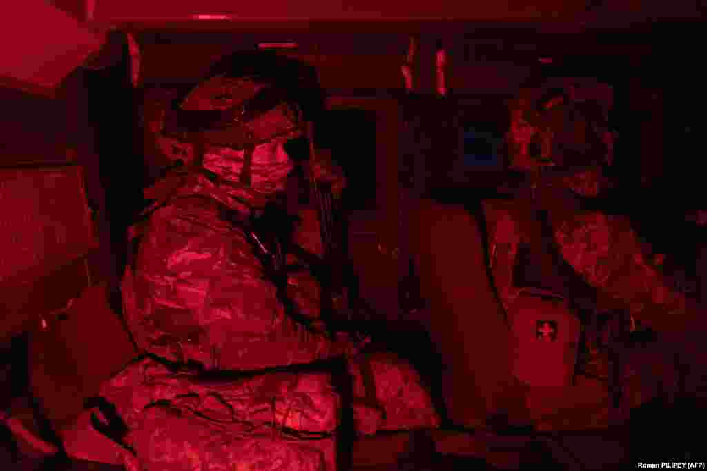 Кроме самого Кузи, в команде еще двое военных: водитель Кущ и снайпер, который заменит Куща в случае его гибели. "Обычно, слава богу, все "четко", – говорит Кущ