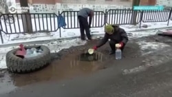 "Бабушка, прыгайте сюда!" Как жители Бахмута ходят на рынок, снимают ролики для тиктока и спасаются от российских обстрелов "Бабушка, прыгайте сюда!" Как жители Бахмута ходят на рынок, снимают ролики для тиктока и спасаются от российских обстрелов