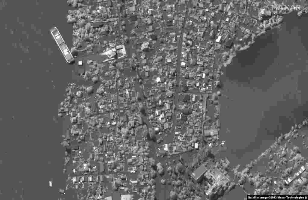 Вид на один из городов на Днепре до и после прорыва дамбы Каховской ГЭС 6 июня 2023 года. Всего затопленными в результате наводнения оказались более 80 населенных пунктов