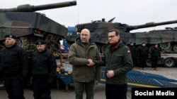 Премьер-министры Украины и Польши Денис Шмыгаль и Матеуш Моравецкий на церемонии передачи ВСУ первых танков Leopard 2