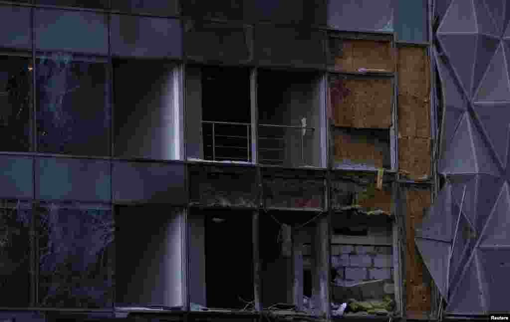 На фотографиях, опубликованных агентствами и телеграм-каналами, видно, как выглядит "незначительное повреждение фасадов", о котором заявлял мэр Москвы Сергей Собянин