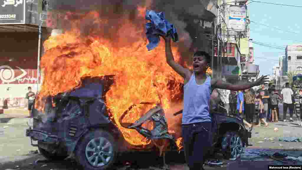 Горящий автомобиль, который палестинские боевики привезли в Газу после того, как они проникли в районы южного Израиля. ХАМАС утверждает о захвате израильских военных. Ynet пишет, что движение захватило 35 человек, включая израильских солдат, и вывезло их в сектор Газа. ХАМАС заявил, что в плен взят израильский бригадный генерал Нимрод Алони. Это сообщение не подтверждено другими источниками