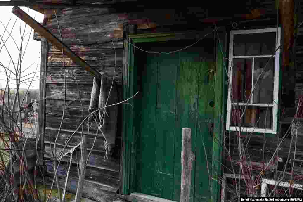 Военный 10-й отдельной горно-штурмовой бригады "Эдельвейс" Никита Шандиба уговаривает 82-летнего мужчины Валентина покинуть опасную зону. В марте 2022 года село Тетеревское в Киевской области наполовину сравняли с землей. Дом Валентина был частично поврежден обстрелами. Когда военные и журналисты случайно увидели силуэт мужчины и зашли внутрь, русская артиллерия начала обстрел. Валентин не хотел покидать дом, в котором прожил 50 лет, но его удалось уговорить эвакуироваться. Село Тетеревское, Киевщина, март 2022 года / Фото справа сделано в марте 2024 года