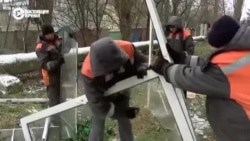 Коммунальные службы Курахова под Марьинкой разбирают завалы после постоянных обстрелов армии РФ. Репортаж Настоящего Времени Коммунальные службы Курахова под Марьинкой разбирают завалы после постоянных обстрелов армии РФ. Репортаж Настоящего Времени