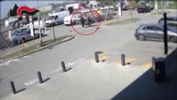 Камеры торгового центра в Лаккьярелле запечатлели беседу Владимира Йованчича с Срджаном Лоличем Камеры торгового центра в Лаккьярелле запечатлели беседу Владимира Йованчича с Срджаном Лоличем