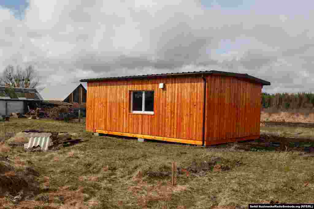 Сожженные российскими военными жилые дома в селе Тетеревское Киевской области, март 2022 года / На фото справа модульный дом, март 2024 года 