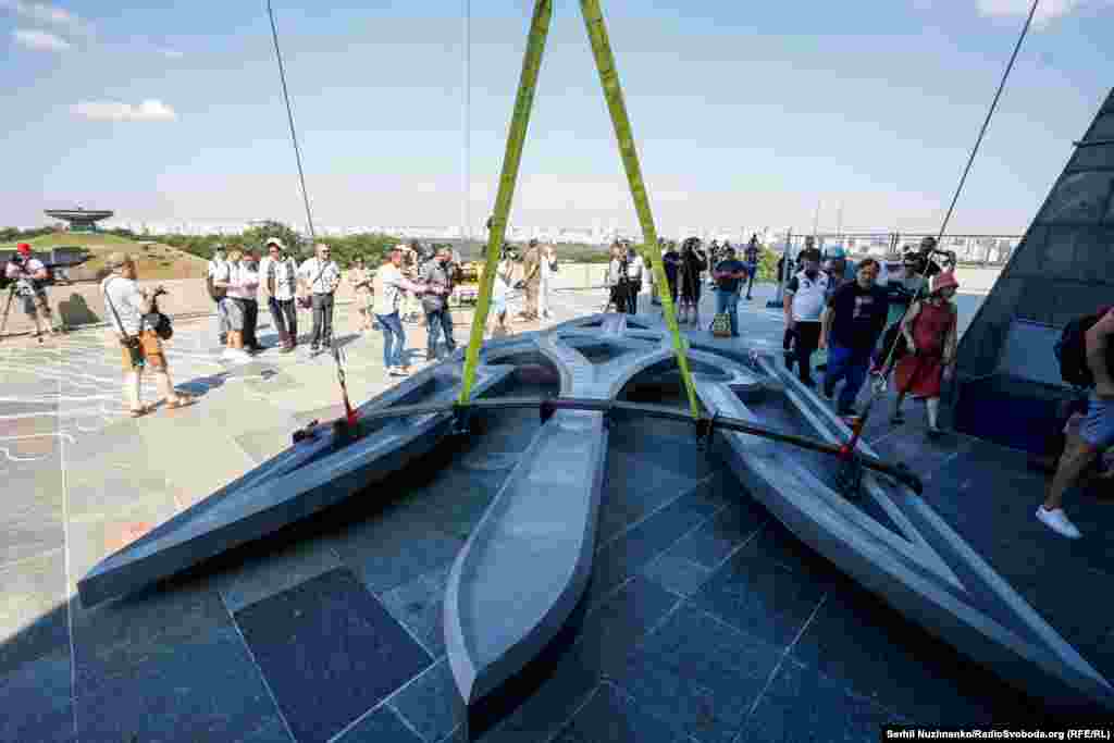 Для изготовления трезубца использовали сталь европейского производства, саму фигуру сделали на одном из киевских предприятий.