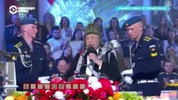 В России участники войны в Украине снялись в программе "Поле чудес" и подарили Леониду Якубовичу дрон и модель танка  В России участники войны в Украине снялись в программе "Поле чудес" и подарили Леониду Якубовичу дрон и модель танка