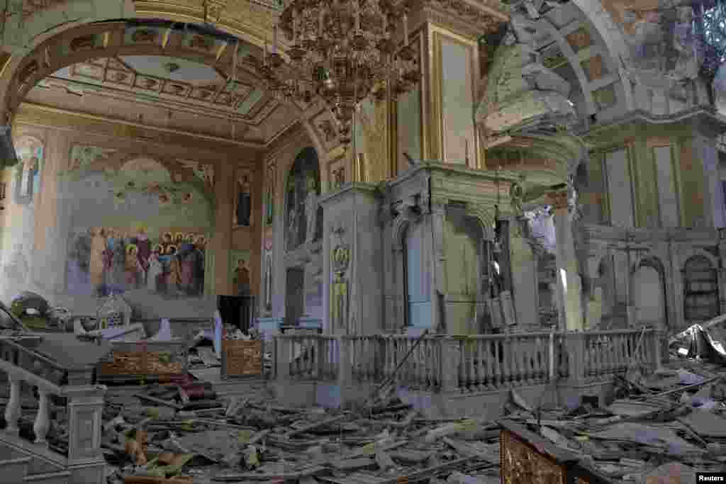 Клирик Одесской епархии УПЦ, архидиакон Андрей Пальчук заявил, что "попало в правую часть и пробило до минус первого этажа"