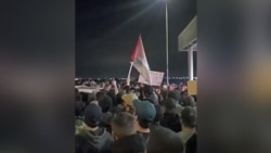 Толпа штурмует аэропорт Махачкалы перед посадкой рейса из Тель-Авива Толпа штурмует аэропорт Махачкалы перед посадкой рейса из Тель-Авива