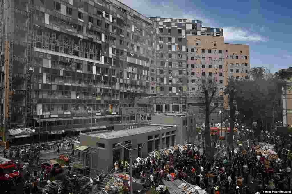 Утром восьмого июля российские войска нанесли массированный ракетный удар по Украине. Взрывы раздавались в Киеве, Днепре, Кривом Роге и ряде городов Донецкой области. Основной удар был направлен по Киеву: в Шевченковском районе была разрушена крупнейшая в стране детская больница "Охматдет"