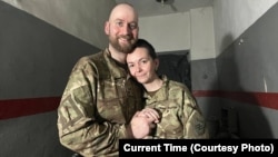 На фото: "Нава" со своим мужем Андреем Суботиным. На "Азовстали" Валерия вышла замуж за пограничника Андрея Суботина. Через два дня ее муж погиб. Сама Валерия попала в плен и провела там 327 дней