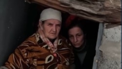 "Печка горит, тесто стоит, мы не поедем". Как волонтеры уговаривают местных жителей уехать из разрушенного Бахмута "Печка горит, тесто стоит, мы не поедем". Как волонтеры уговаривают местных жителей уехать из разрушенного Бахмута