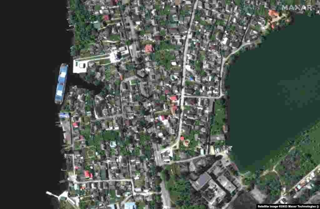 Вид на один из городов на Днепре до и после прорыва дамбы Каховской ГЭС 6 июня 2023 года. Всего затопленными в результате наводнения оказались более 80 населенных пунктов