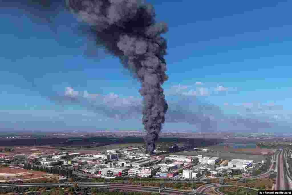 Премьер-министр Израиля Биньямин Нетаньяху в своем обращении к жителям в связи с атакой назвал происходящее войной. "Мы в состоянии войны, а не военной операции. ХАМАС предпринял смертоносное и неожиданное нападение на государство Израиль и его граждан. Прежде всего я отдал приказ очистить израильские поселения от террористов, которые туда проникли и распорядился о крупномасштабной мобилизации резервистов", — заявил он