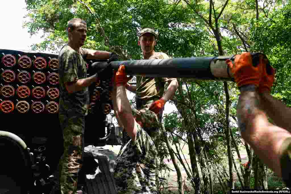 Военные работают максимально быстро, чтобы РСЗО "Град" не засекли беспилотники противника