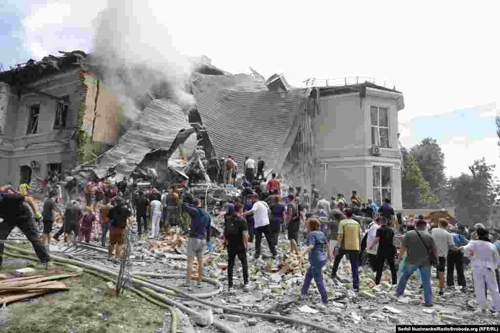 На месте разбора завалов в "Охматдете", 8 июля 2024 года, фото RFE/RL