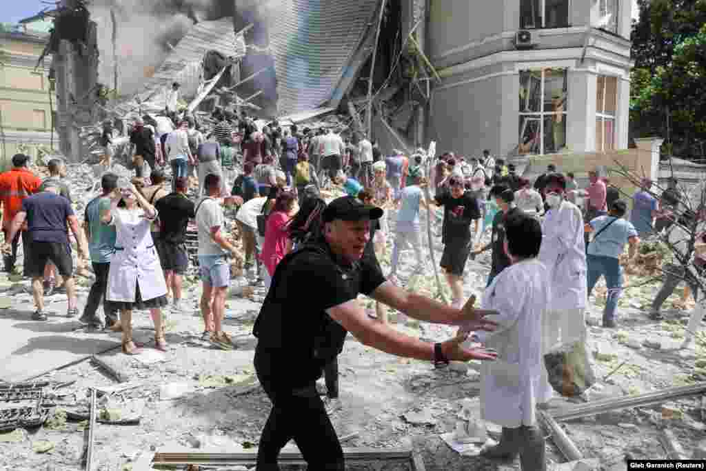 По предварительным данным следователей СБУ, войска РФ ударили по больнице стратегической крылатой ракетой Х-101. Ведомство опубликовало фотографии фрагментов ракеты, которые, как утверждается, были найдены на месте обстрела. В частности, сотрудники СБУ нашли обломки корпуса ракеты с серийным номером