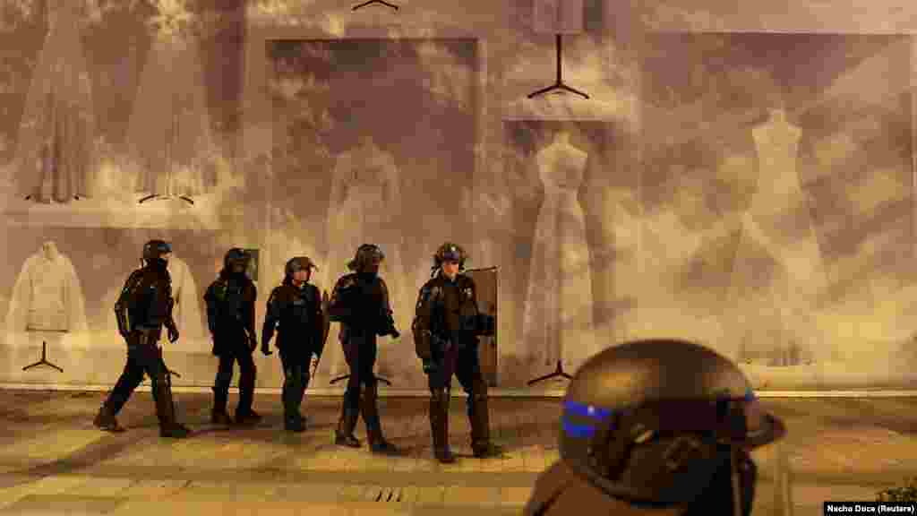 По всей Франции развернули дополнительные силы по охране порядка – всего свыше 45 тысяч полицейских и жандармов, сообщил министр внутренних дел Жеральд Дарманен 