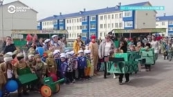 "Малышковые парады", "Лохматый полк" и конфликт в Испании. Как россияне праздновали 9 мая в отсутствие парадов и шествий "Малышковые парады", "Лохматый полк" и конфликт в Испании. Как россияне праздновали 9 мая в отсутствие парадов и шествий