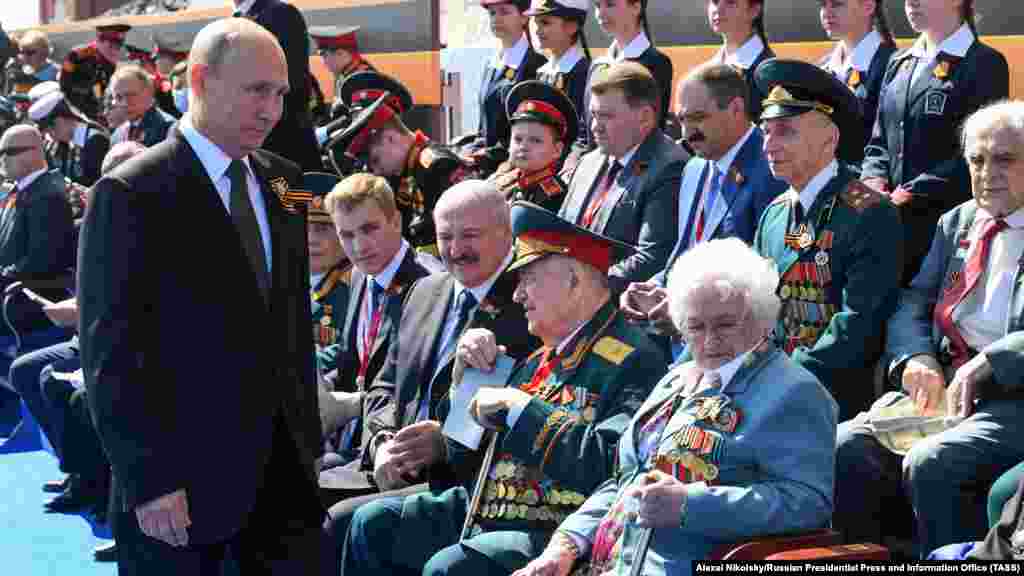 Александр Лукашенко на парад в 2020 году приехал со всей семьей. На фото рядом с ним слева – его младший сын Николай, рядом выше слева направо – средний сын Дмитрий и старший сын Виктор. Лукашенко всего дважды посещал парад в Москве – в 2020 году и в 2023-м. В другие годы он отказывался от приглашений, объясняя это невозможностью пропустить праздник в Минске 