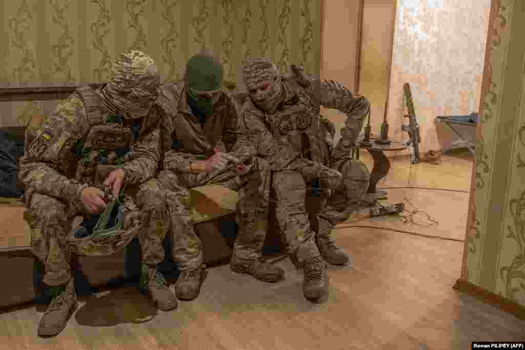 Кузя (в центре) учился в украинской школе снайперов у опытных бойцов. Но и о навыках русских снайперов отзывается с уважением. "Давайте будем честными, лучшие снайперы тренируются в Америке… и в России. Они всю жизнь воюют – в Афганистане и в Чечне", – говорит он. И добавляет: "Нельзя считать, что враг слабее"