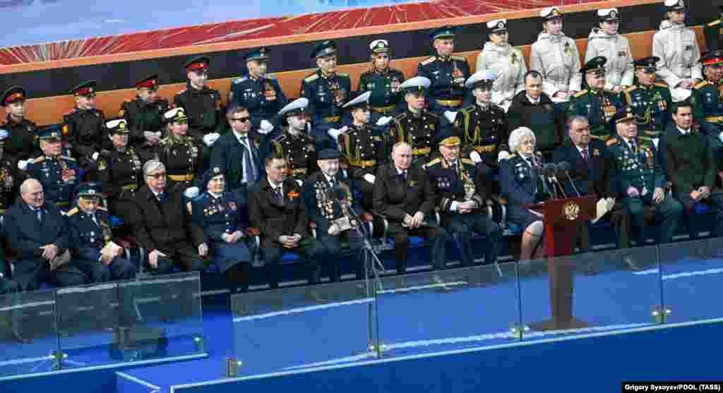 В Москве на Красной площади прошел военный парад – уже второй год на фоне войны в Украине. В этот раз на парад приехали президенты Казахстана, Кыргызстана, Таджикистана, Узбекистана, Туркменистана, а также Александр Лукашенко, удерживающий власть в Беларуси, и премьер-министр Армении Никол Пашинян. Ранее пресс-секретарь Путина сообщал, что приглашения на парад Победы в Москве лидерам зарубежных стран в этом году не рассылались, так как дата не круглая. Единственным иностранным лидером на параде должен был стать президент Кыргызстана Садыр Жапаров, так как на 8-9 мая был запланирован его визит в Россию и он "решил остаться". О намерении других глав стран СНГ посетить парад стало известно только накануне