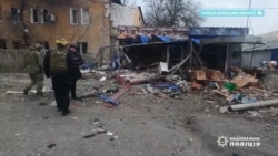 Десять человек погибли при обстреле Курахова российскими военными. Репортаж Настоящего Времени Десять человек погибли при обстреле Курахова российскими военными. Репортаж Настоящего Времени