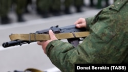 Автомат АК-74 во время церемонии вручения боевого оружия мобилизованным гражданам