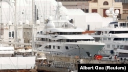 Яхта Valerie в порту Барселоны