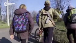 Игры "в блокпост" и прятки в блиндаже: как выживают на войне украинские дети Игры "в блокпост" и прятки в блиндаже: как выживают на войне украинские дети