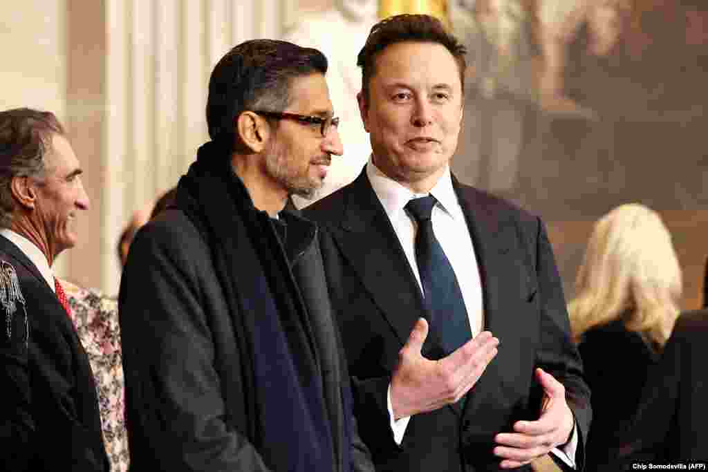 Маск и CEO Google Сундар Пичаи. Также в зале были владелец Facebook Марк Цукерберг и генеральный директор Apple Тим Кук.