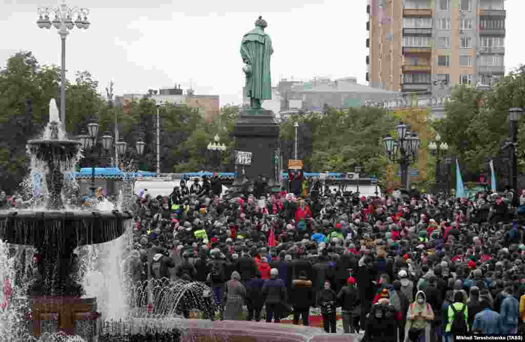 По&nbsp;оценке полиции, на Пушкинскую вышли около 400 человек. СМИ и наблюдатели пишут, что в 2,5 раза больше