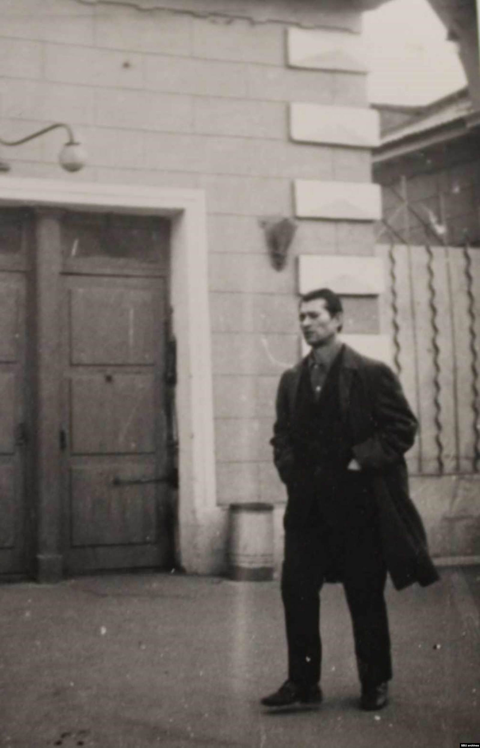  Пушкарь около здания «Арсенала-2». Фото КГБ, сделанное скрытой камерой. Из оперативного дела